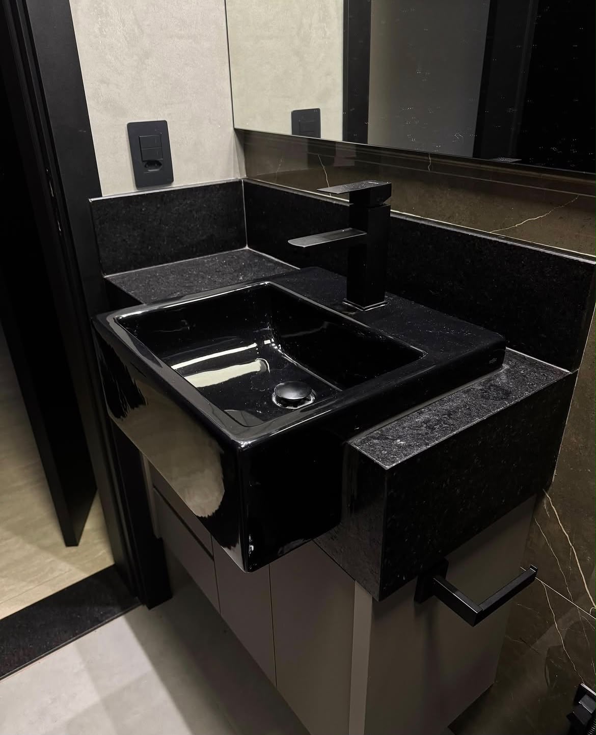 Banheiro com bancada em granito preto escovado