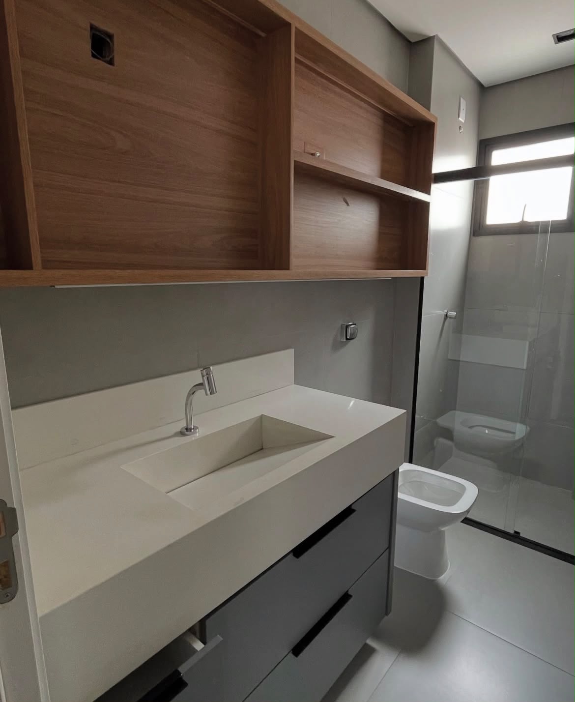 Banheiro com cuba esculpida em quartzo branco