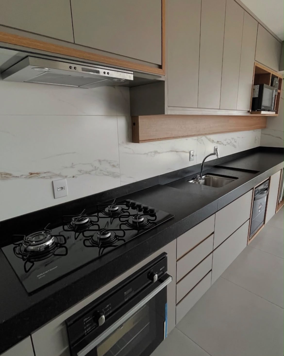 Cozinha com bancada em Granito Preto São Gabriel Escovado