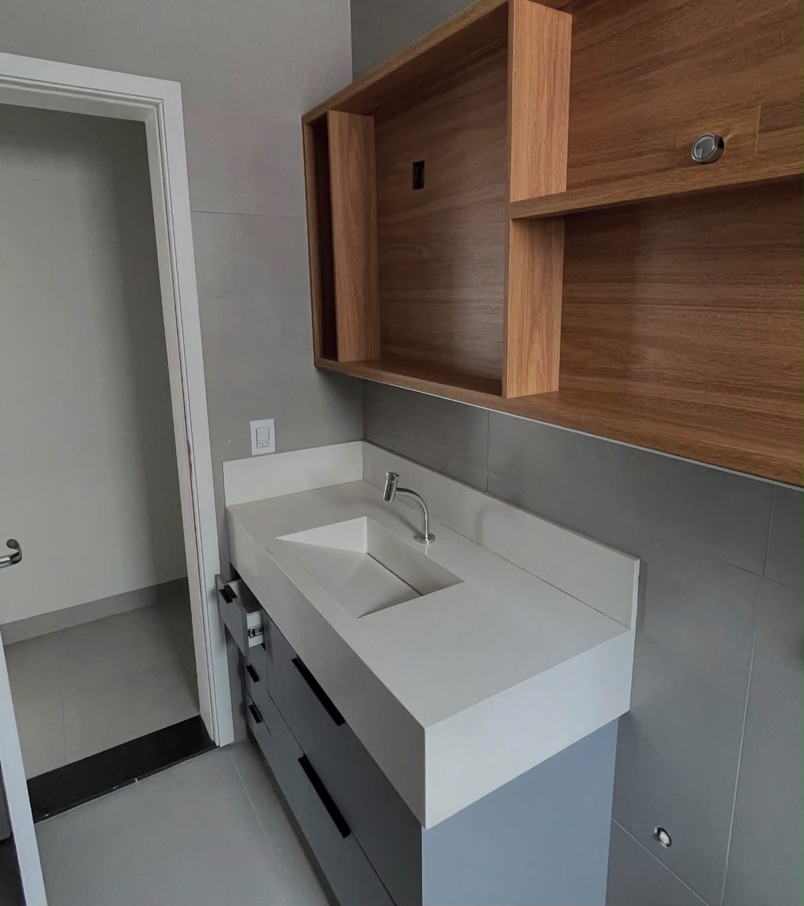 Lavatório esculpido em quartzo branco